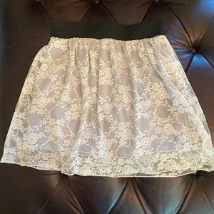 White Lace Mini Skirt w Black Waist Band Sz Sm